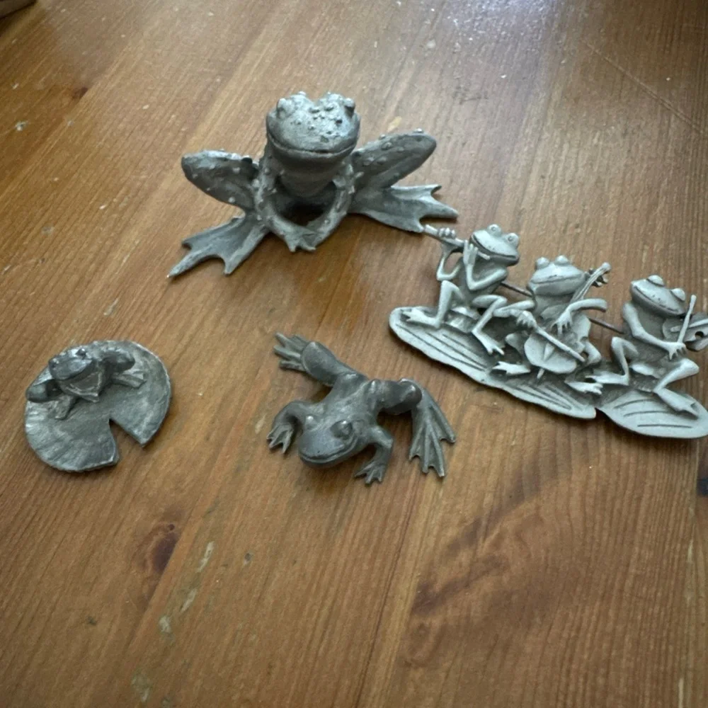 Vintage Decorative Frog Figurine Set - Pewter / JJ